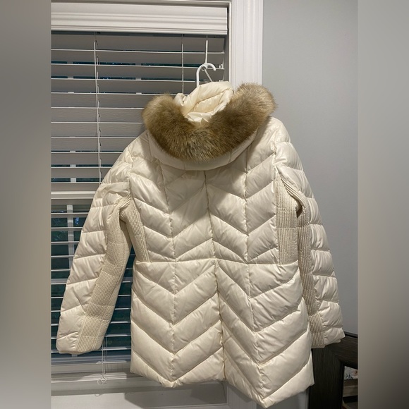 Michael Kors White Cream Mid Size Puffer Jacket With Faux Fur Hood - Picture 10 of 11